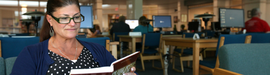 A student uses Graduate Application Checklists