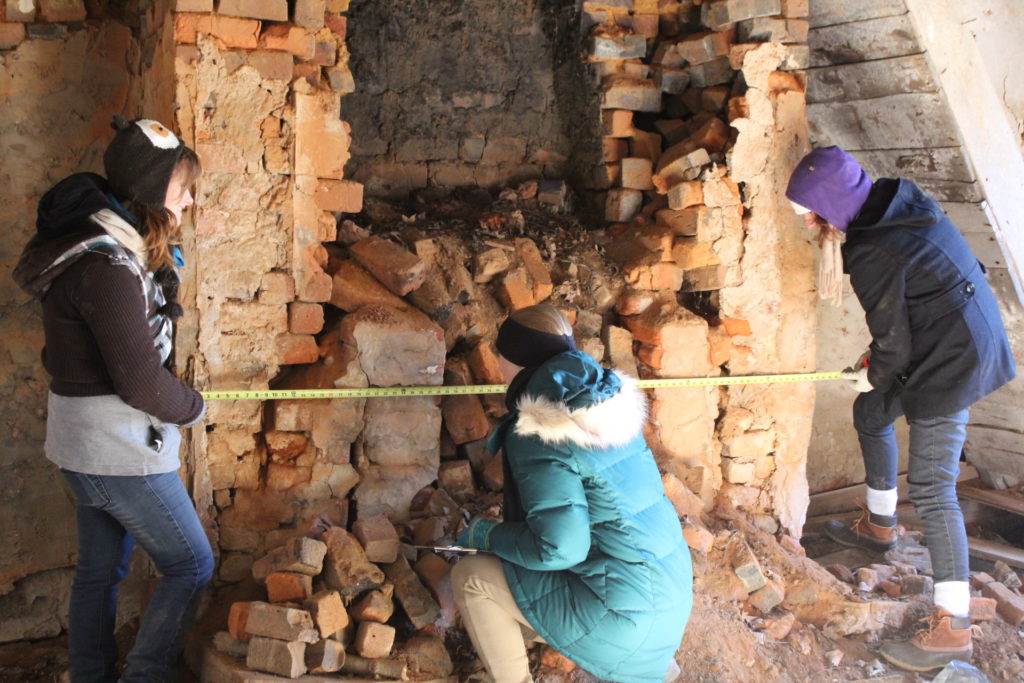UMW students conduct research at Oak Hill slave dwelling