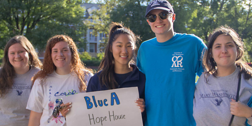 UMW students participate in last weekend's 2017 Into the Streets service activity. Photo by Christina Eggenberger.