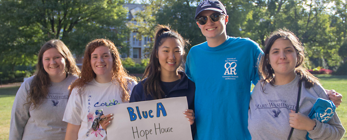 UMW students participate in last weekend's 2017 Into the Streets service activity. Photo by Christina Eggenberger.