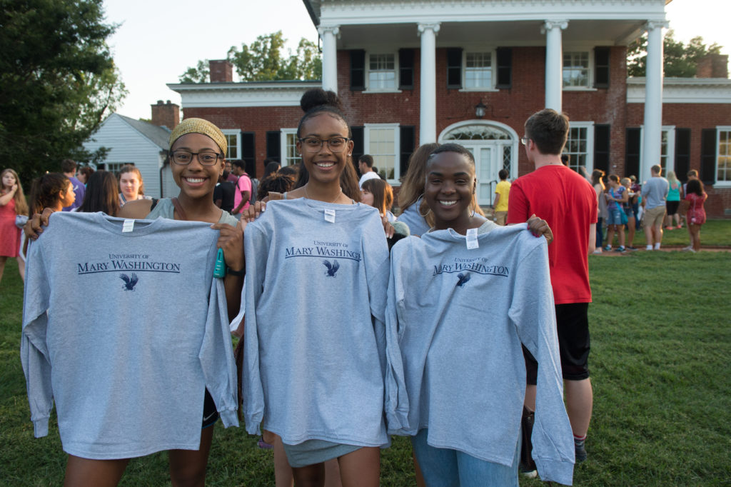 Students show off their newly minted UMW tees during an ice-cream social at historic Brompton, home to UMW President Troy Paino.