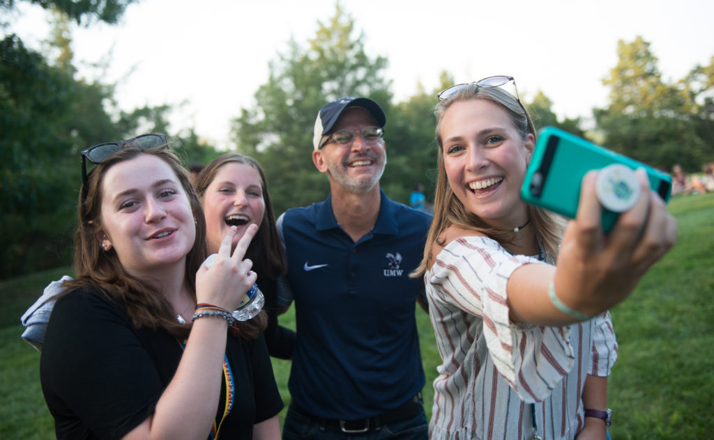 UMW freshmen commemorate their arrival on campus with a selfie with President Troy Paino.