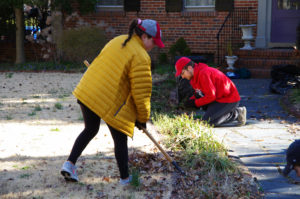 UMW students raked, weeded and completed various service projects during this past weekend's Good Neighbor Day. Photo by Noah Strobel.