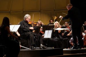 Violin virtuoso Itzhak Perlman performed with the UMW Philharmonic on Saturday. Photo by Suzanne Carr Rossi.