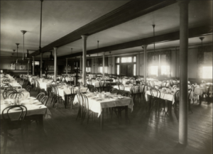 Willard Hall dining hall, circa 1915. Special Collections and University Archives.