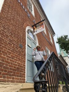 First-year UMW student Caliyah Ash stands outside the Fredericksburg Area Museum, wearing a mask. A Fredericksburg/UMW joint task force is working to help ensure students comply with the University's COVID-19 health guidelines even off campus.