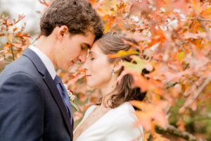 UMW alumni John Bentley and Caroline Deale married last month on the same spot where they met, on the president's front lawn at Brompton. Photo by Amanda Bentley Photography.