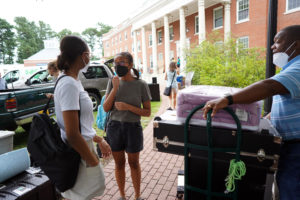 First-year student Cassidy Craven of Richmond (center) prepares to tote supplies into her residence hall room during UMW Move-In Day 2021, with sister Samantha and father David along to help. Photo by Suzanne Carr Rossi.
