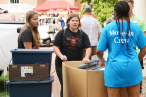 Kylie Mead of Toms Brook maneuvers a boxload of belongings into Virginia Hall. Photo by Suzanne Carr Rossi.