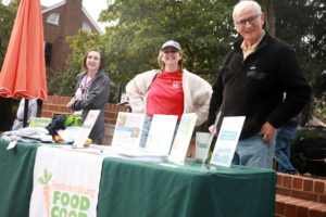 UMW students Alastair Storm and Eliana Nachman volunteer with the Fredericksburg Food Co-op during last weekend's Into the Streets event. Photo byKaren Pearlman.