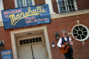 Sean Michael Dargan '90, who performed at the Grill on the Hill as a student, returned to help UMW say goodbye to Marshall and Russell halls. Photo by Karen Pearlman Photography.