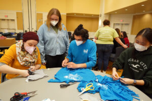 Lee (far right) makes grocery bags from old T-shirts for the Fredericksburg Food Co-op during a program sponsored by COAR. In the early days of her college career, Lee joined the Honor Council - of which she's now president - as a way to connect with friends during COVID. Photo by Suzanne Carr Rossi.
