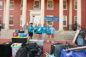 UMW student volunteers for Move-In Day circulated around campus helping first-year students settle into their new Mary Washington homes. Photo by Karen Pearlman.