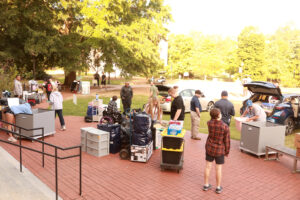 The UMW campus was bustling on Wednesday, when many of the more than 1,000 new students for the academic year 2024-25 moved into their new Mary Washington homes. Photo by Karen Pearlman.