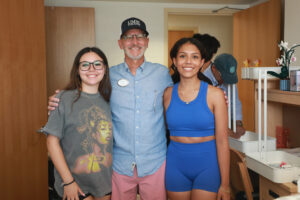 UMW first-year students Jasmin Cuttier (left) and Victoria Orozco (right) pose with President Troy Paino on Move-In Day. Photo by Karen Pearlman.