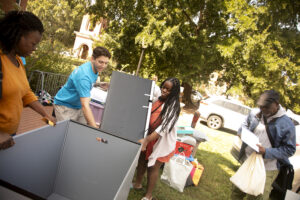 Campus was buzzing on Move-In Day, as hundreds of new UMW students converged on campus to settle into their residence-hall rooms. Photo by Karen Pearlman.
