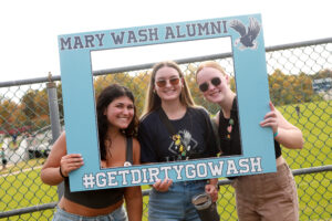 UMW Alumni gather to #getdirtygowash at last year's Homecoming. Photo by Karen Pearlman.