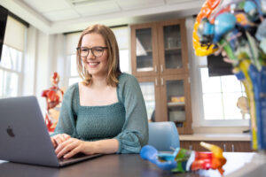 UMW is launching a complimentary one-credit course to give students the tools to understand and apply AI in an effective and ethical way, particularly in an academic setting.