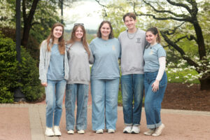 Members of UMW’s Community Outreach and Resources (COAR) student service organization earned a Fund for Mary Washington Impact Grant to make hundreds of bagged lunches for Micah Ministries to feed the area’s unhoused population. Photo by Karen Pearlman.