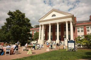 Alumni take part in a Virginia wine, beer and cider tasting outside of Monroe Hall. Photo by Karen Pearlman.