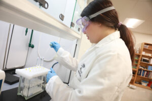 Chemistry major Marina Klein '27 studies sediment and water extractions working on Jepson Science Center’s fourth floor. Photo Karen Pearlman.