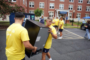 Volunteers help families unpack their stuff during UMW Move-In Day. Photo by Suzanne Carr Rossi.