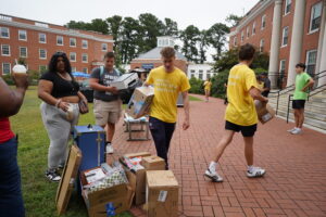 UMW upperclassmen came out in droves to serve as Move-In Day volunteers. This year, there were 140 volunteers, twice as many as previous years. Photo by Suzanne Carr Rossi.