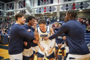 Photo of Eagles basketball players