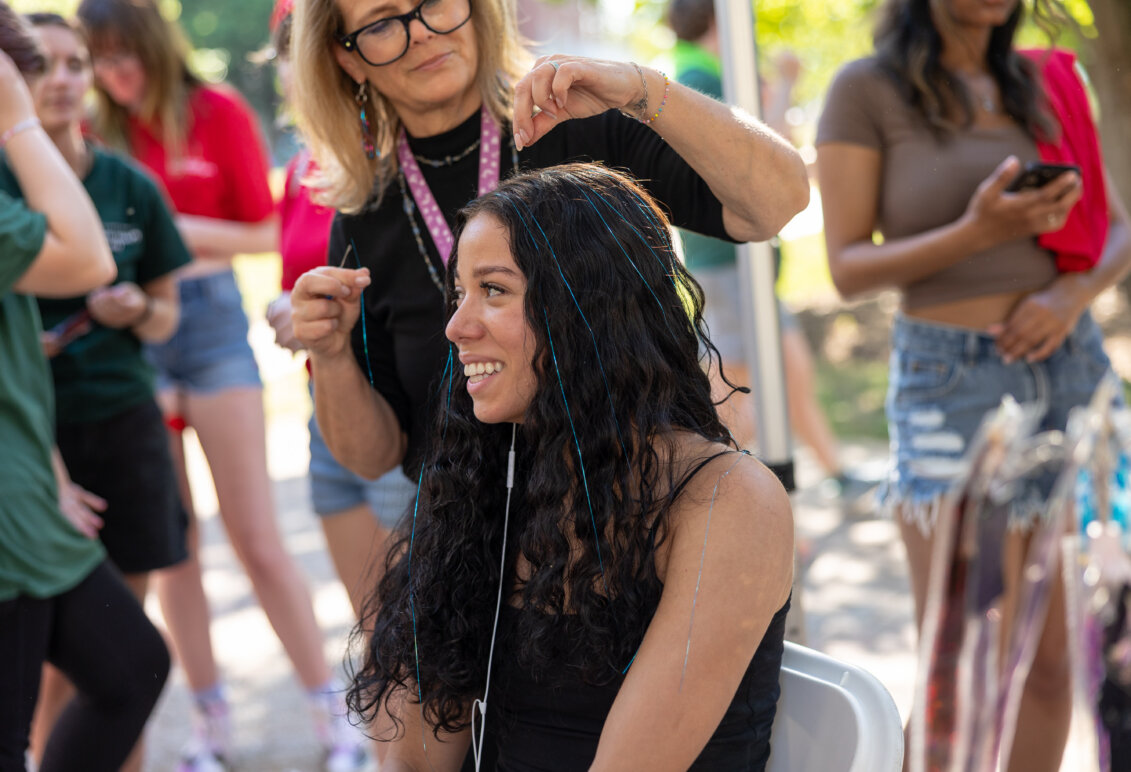 a girl gets tinsel put in her hair