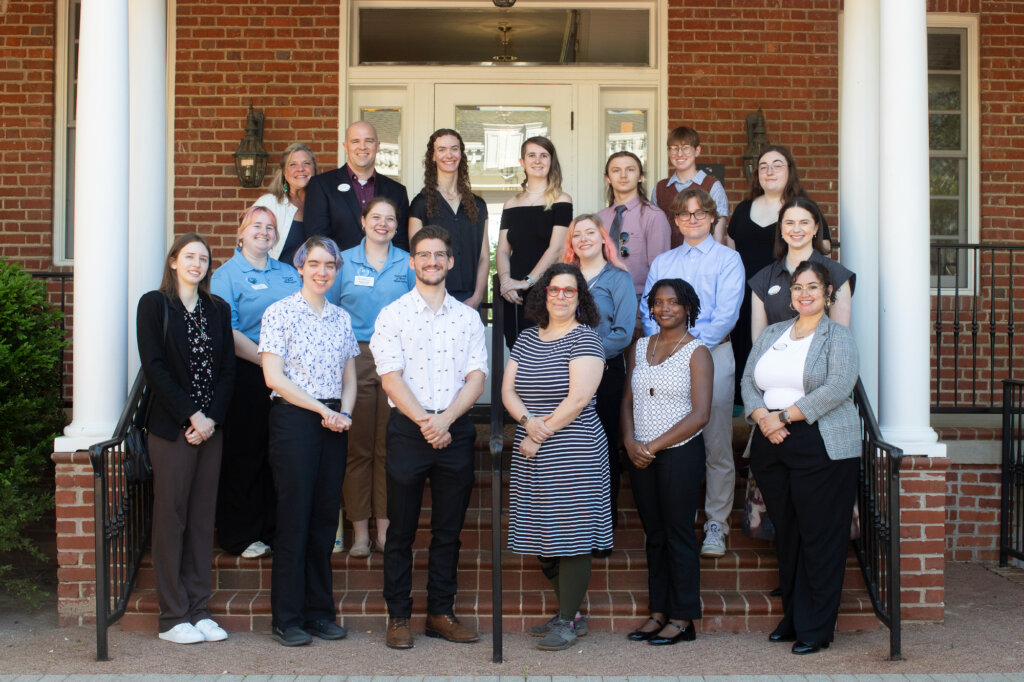 A group of UMW students, faculty and staff standing on the Kalnen Inn steps.