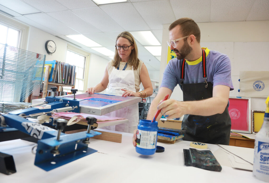 A 2000 alumna learns screenprinting from a UMW studio art professor.