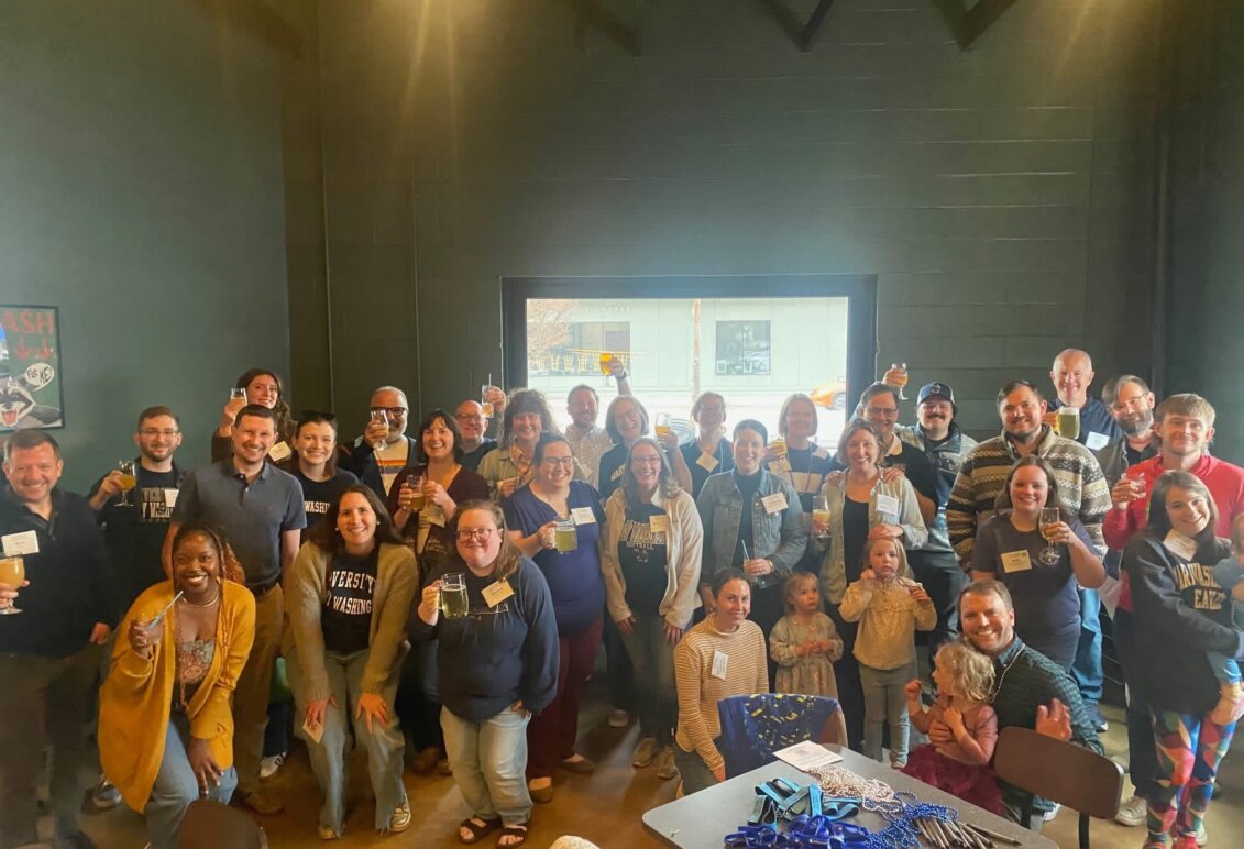 A photo of a large group of alumni at a brewery in Richmond.