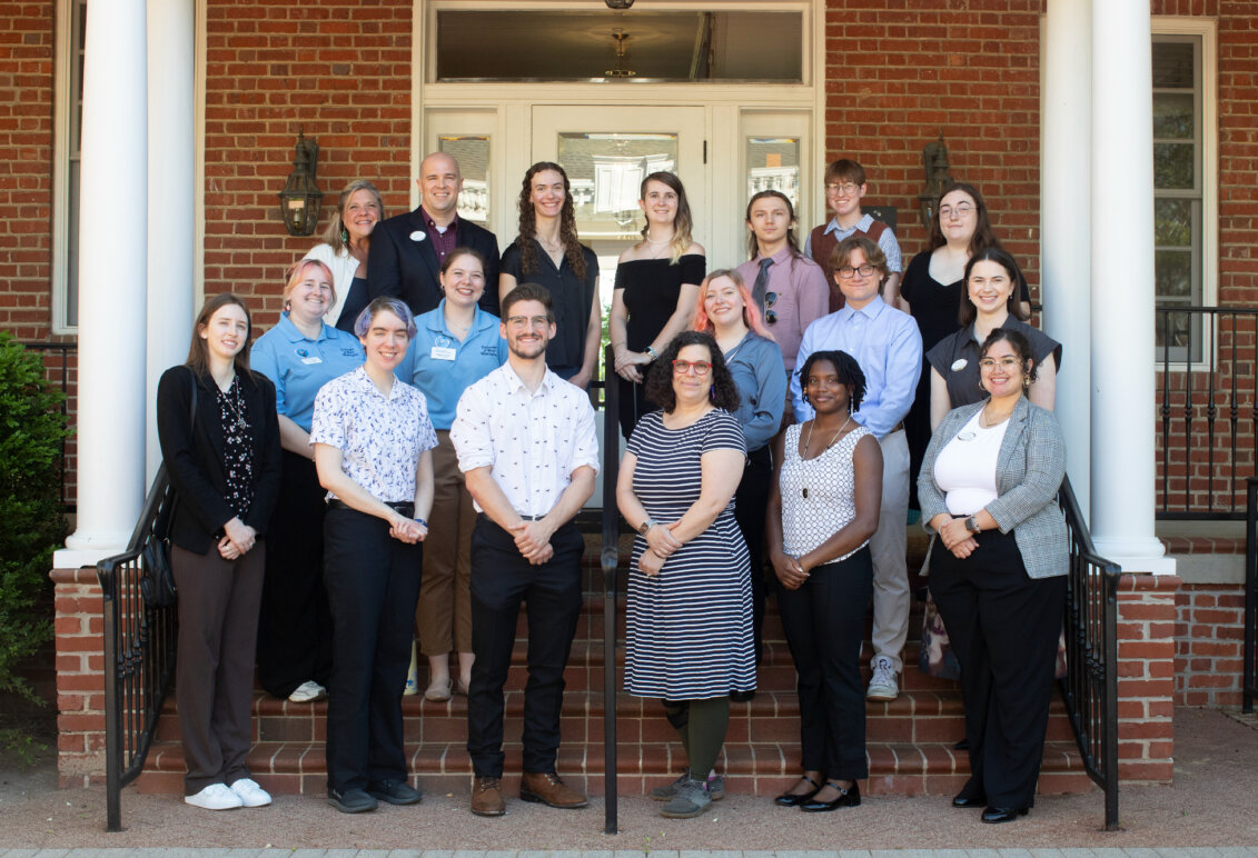 A group of UMW students, faculty and staff standing on the Kalnen Inn steps.