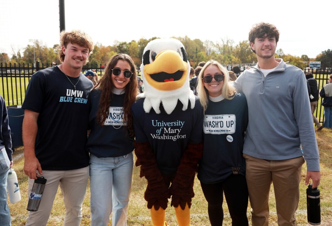 UMW students pose with Sammy D. Eagle, the university&rsquo;s mascot.